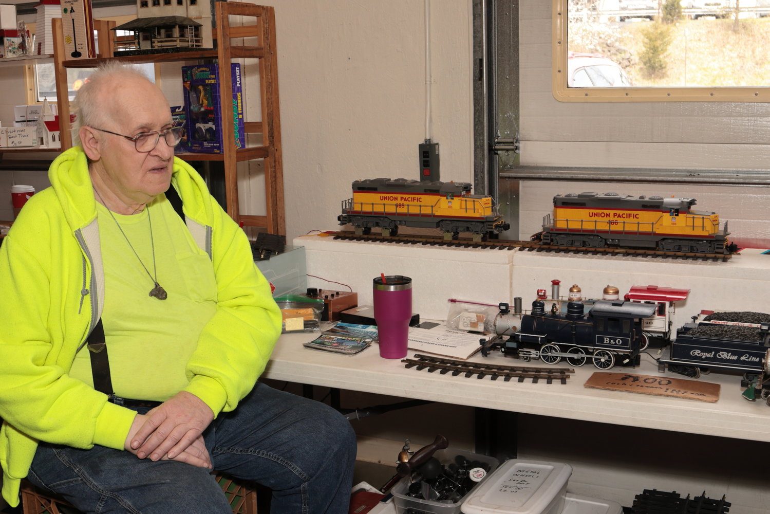 George Kemmerer came from Bethlehem, PA, to be a vendor. He was one of the only vendors to display the large-size G gauge trains and track. A device holds up the engine while maintaining the electrical contact with the track, so the engine's wheels can turn without any horizontal movement.